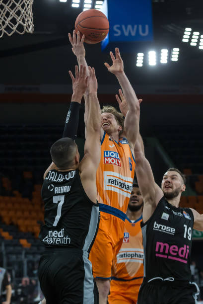 他在边路的 他在边路的